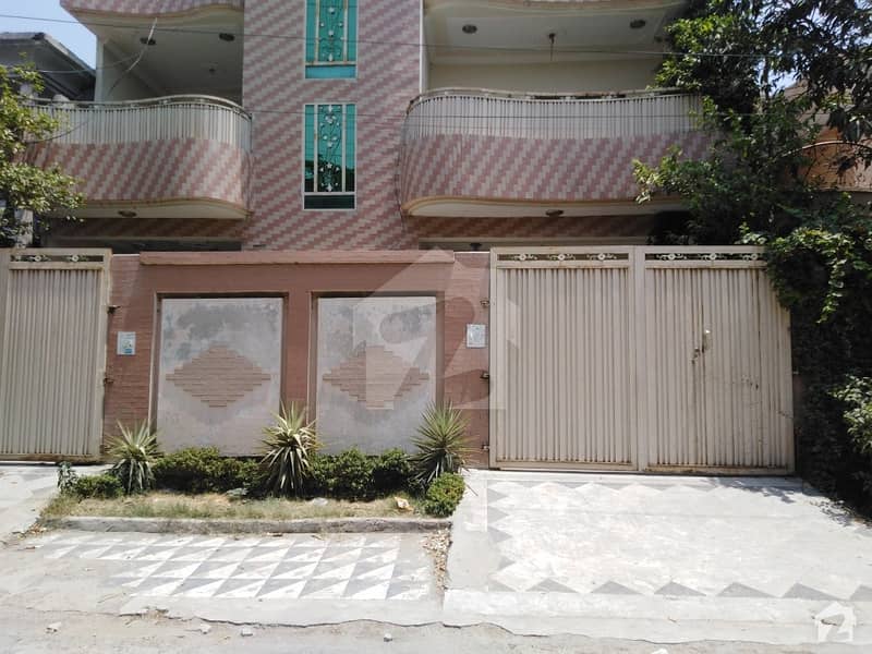 10 Marla House In Hayatabad Is Available