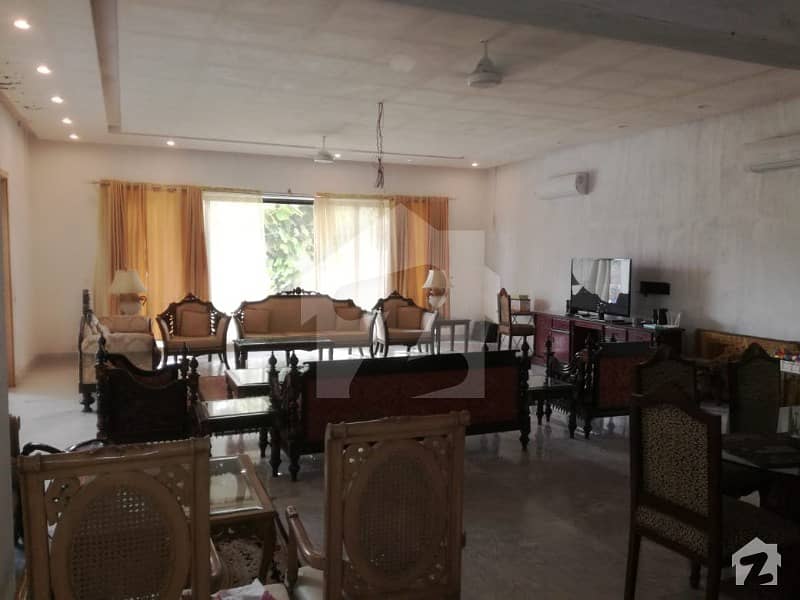 کینٹ لاہور میں 6 کمروں کا 2.85 کنال مکان 25 کروڑ میں برائے فروخت۔