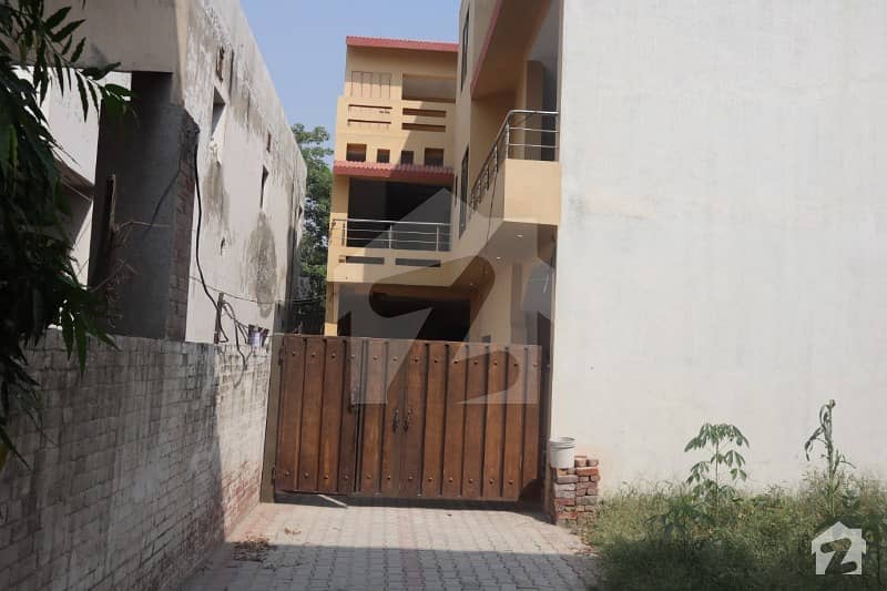 سلطان ٹاؤن لاہور میں 5 کمروں کا 6 مرلہ مکان 1.1 کروڑ میں برائے فروخت۔