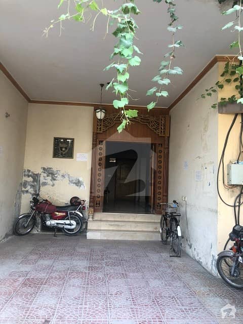 گلبرگ لاہور میں 8 کمروں کا 1.5 کنال مکان 7.25 کروڑ میں برائے فروخت۔