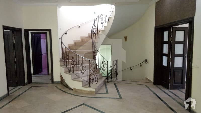 Mint Condition 40x80 Triple Storey House Is Available For Sale