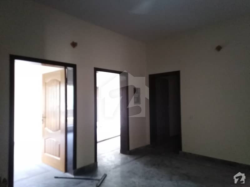 In Gulberg For Family Upper Portion For Rent Sized 1800  Square Feet