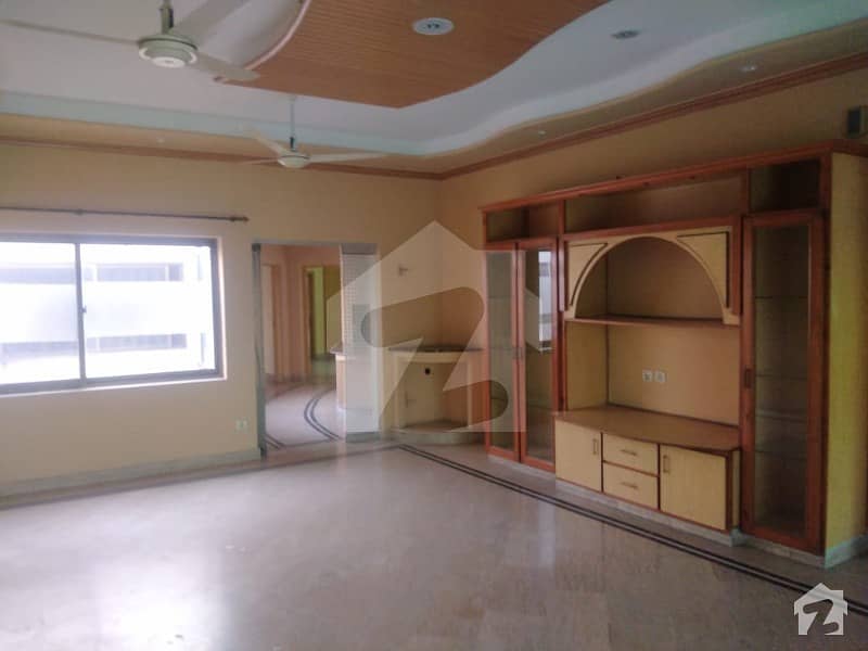 1 Kanal Full House 8 Beds With Basement Double Kitchen Double Unit Marble Flooring