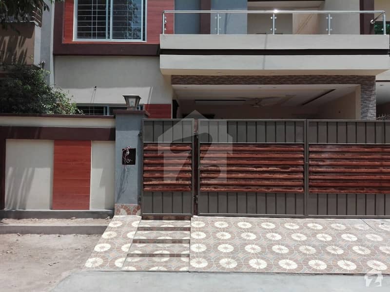 10 Marla House In Central Nasheman-e-Iqbal For Sale