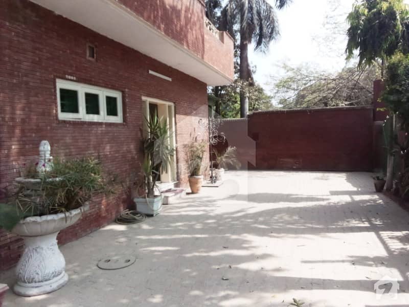 Commercial Paid Near Hussain Chowk
