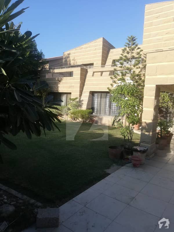 1000 Yards Very Well Maintained Bungalow For  Rent