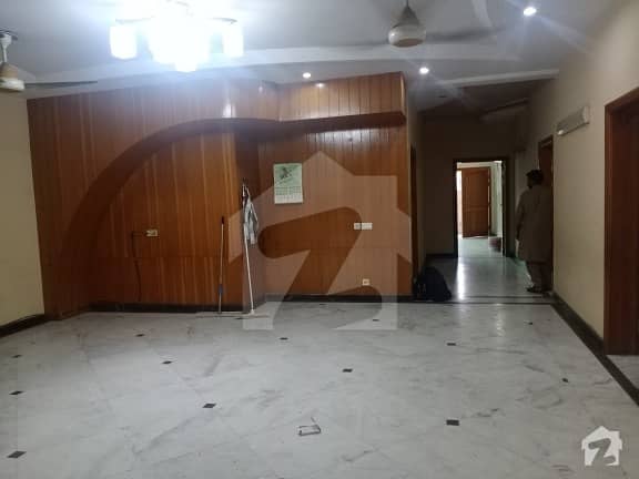 ابدالینزکوآپریٹو ہاؤسنگ سوسائٹی لاہور میں 3 کمروں کا 1 کنال زیریں پورشن 90 ہزار میں کرایہ پر دستیاب ہے۔