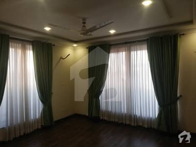 1 Kanal Beautiful Bungalow For Rent