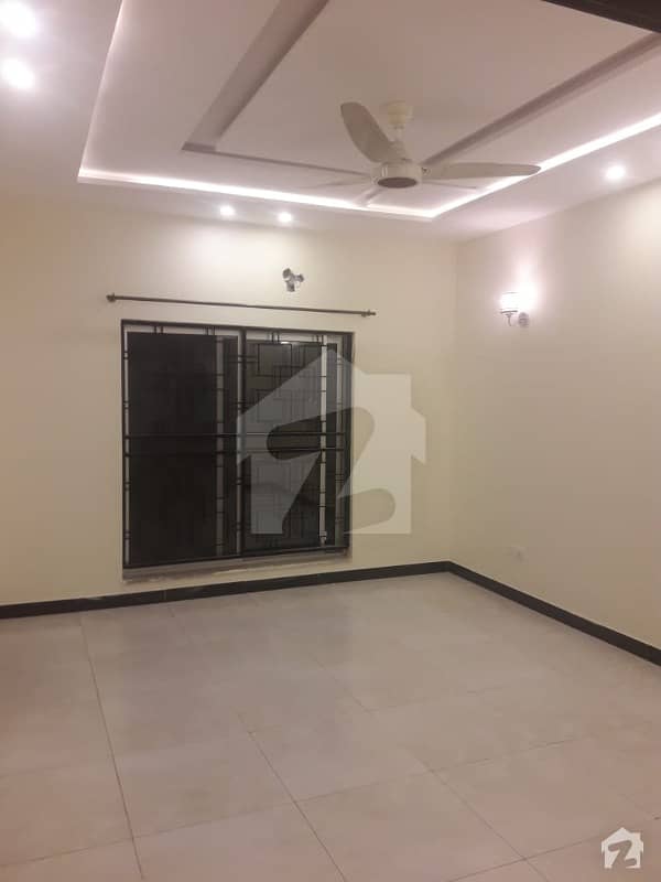 بحریہ ٹاؤن سیکٹر B بحریہ ٹاؤن لاہور میں 4 کمروں کا 8 مرلہ مکان 1.68 کروڑ میں برائے فروخت۔