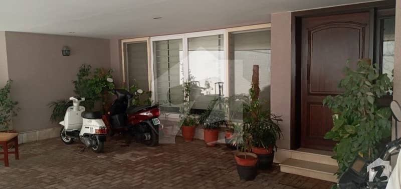 ماڈل ٹاؤن لاہور میں 5 کمروں کا 2.25 کنال مکان 14 کروڑ میں برائے فروخت۔
