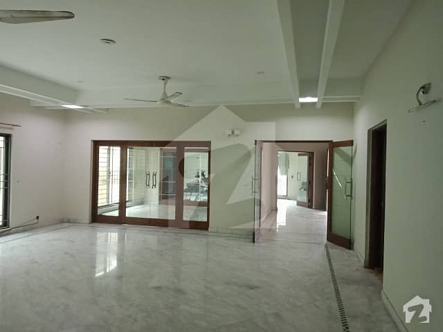گارڈن ٹاؤن لاہور میں 6 کمروں کا 3 کنال مکان 4.5 لاکھ میں کرایہ پر دستیاب ہے۔