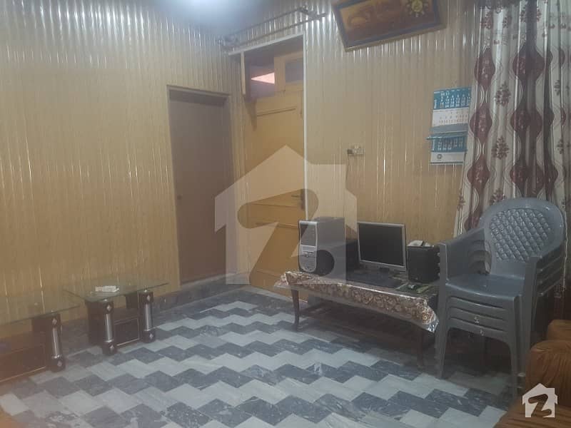 نثار کالونی فیصل آباد میں 6 کمروں کا 5 مرلہ مکان 1.1 کروڑ میں برائے فروخت۔
