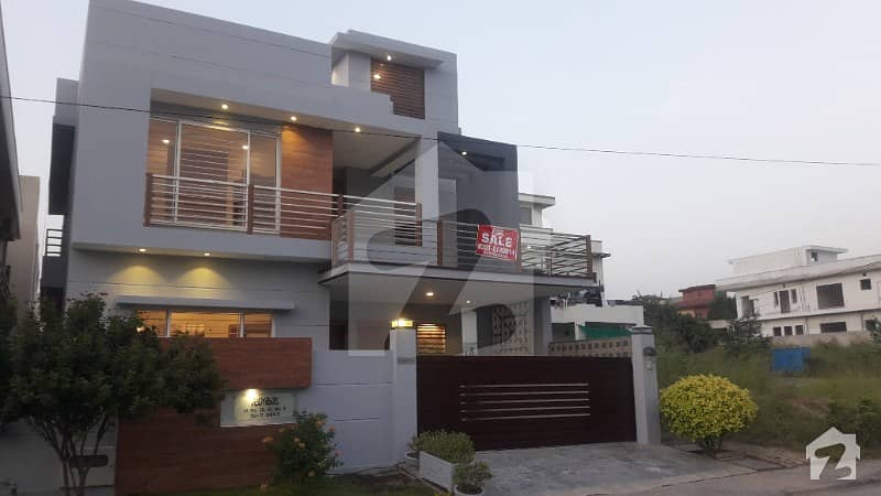 10 Marla 5 Bed Designer House Available For Sale
