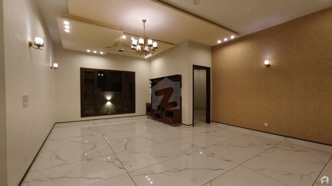 ڈی ایچ اے فیز 6 ڈی ایچ اے کراچی میں 6 کمروں کا 1 کنال مکان 12 کروڑ میں برائے فروخت۔