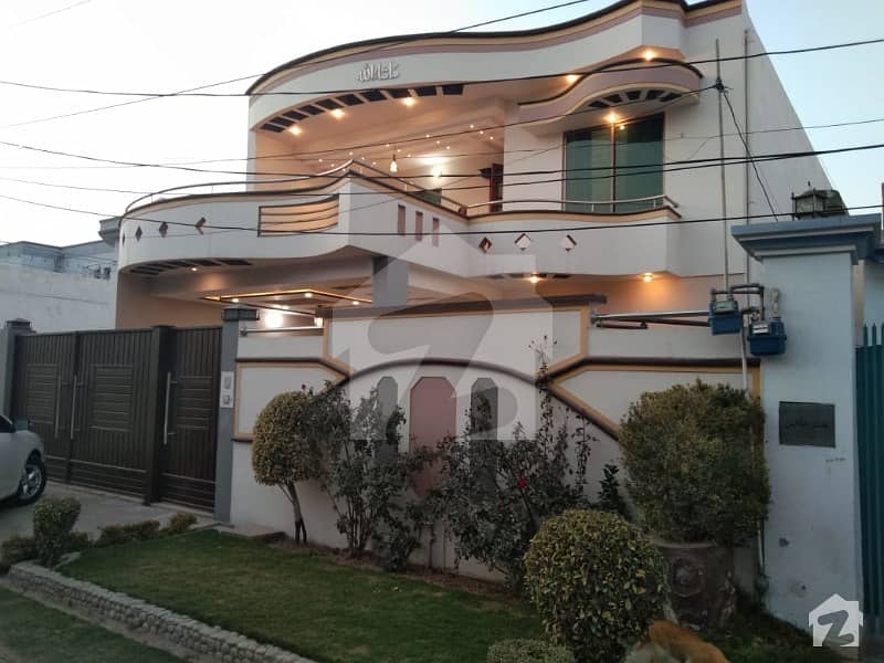 خان ویلیج ملتان میں 4 کمروں کا 10 مرلہ مکان 2.5 کروڑ میں برائے فروخت۔