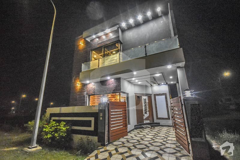 ڈی ایچ اے 9 ٹاؤن ڈیفنس (ڈی ایچ اے) لاہور میں 3 کمروں کا 5 مرلہ مکان 1.28 کروڑ میں برائے فروخت۔