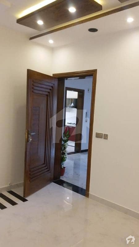 ماڈل ٹاؤن لاہور میں 5 کمروں کا 2.45 کنال مکان 12 کروڑ میں برائے فروخت۔