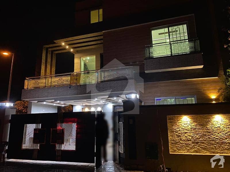بحریہ ٹاؤن اوورسیز انکلیو بحریہ ٹاؤن لاہور میں 5 کمروں کا 10 مرلہ مکان 2.5 کروڑ میں برائے فروخت۔