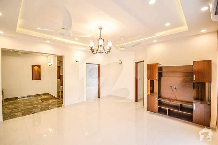 ڈی ایچ اے فیز 3 ڈیفنس (ڈی ایچ اے) لاہور میں 5 کمروں کا 1 کنال مکان 1.4 لاکھ میں کرایہ پر دستیاب ہے۔