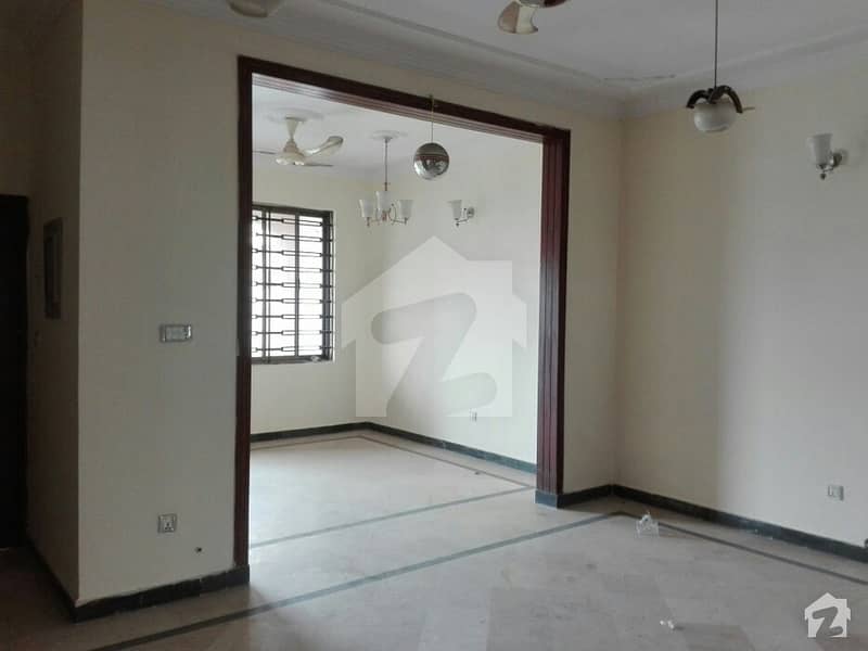 20 Marla House Ideally Situated In D-12