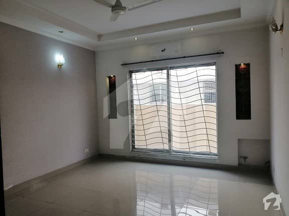 ڈی ایچ اے فیز 5 - بلاک ایل فیز 5 ڈیفنس (ڈی ایچ اے) لاہور میں 5 کمروں کا 1 کنال مکان 5.5 کروڑ میں برائے فروخت۔