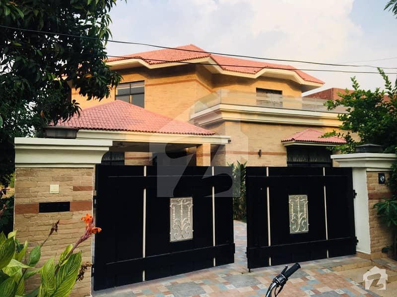 ڈی ایچ اے فیز 4 ڈیفنس (ڈی ایچ اے) لاہور میں 4 کمروں کا 1 کنال مکان 1.45 لاکھ میں کرایہ پر دستیاب ہے۔