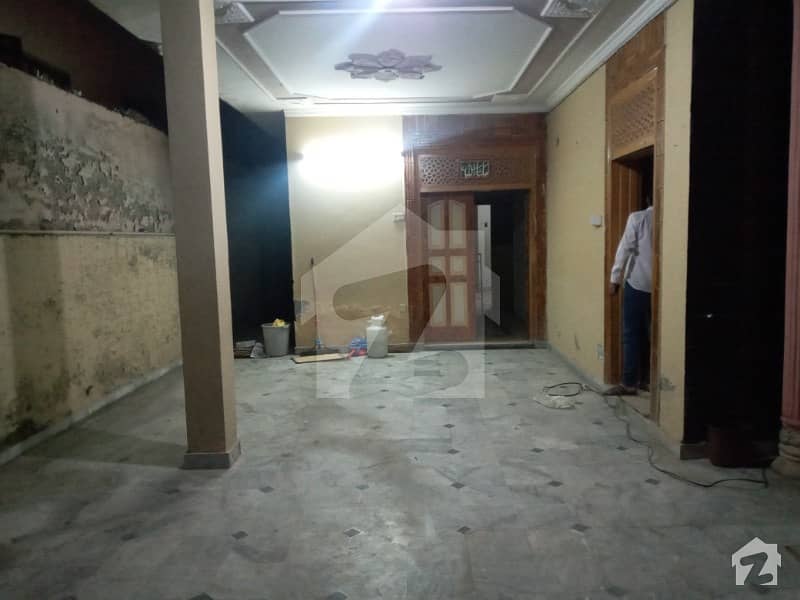 نیو لالہ زار راولپنڈی میں 4 کمروں کا 10 مرلہ مکان 35 ہزار میں کرایہ پر دستیاب ہے۔