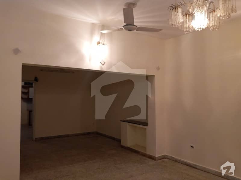 House Of 4500  Square Feet In New Lalazar For Rent