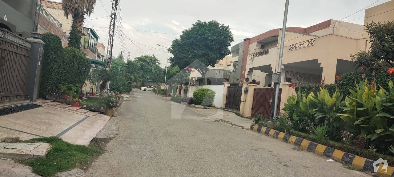 عسکری 5 پشاور میں 4 کمروں کا 10 مرلہ مکان 3.5 کروڑ میں برائے فروخت۔