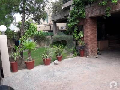 1 Kanal Outclass Bungalow For Rent Superb Location 1 Kanal Outclass Bungalow For Rent Superb Location