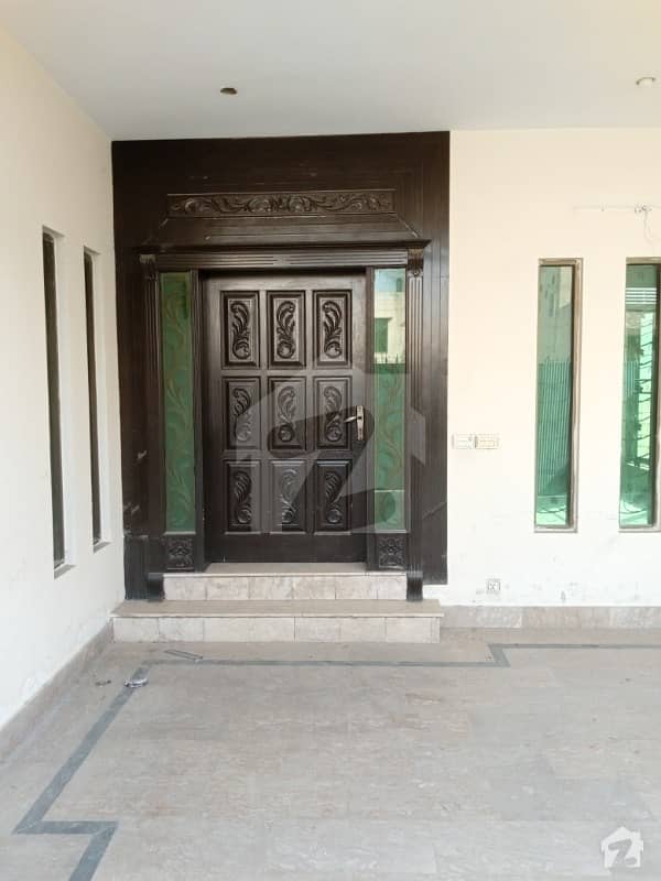 پی آئی اے ہاؤسنگ سکیم لاہور میں 4 کمروں کا 10 مرلہ مکان 1.65 کروڑ میں برائے فروخت۔