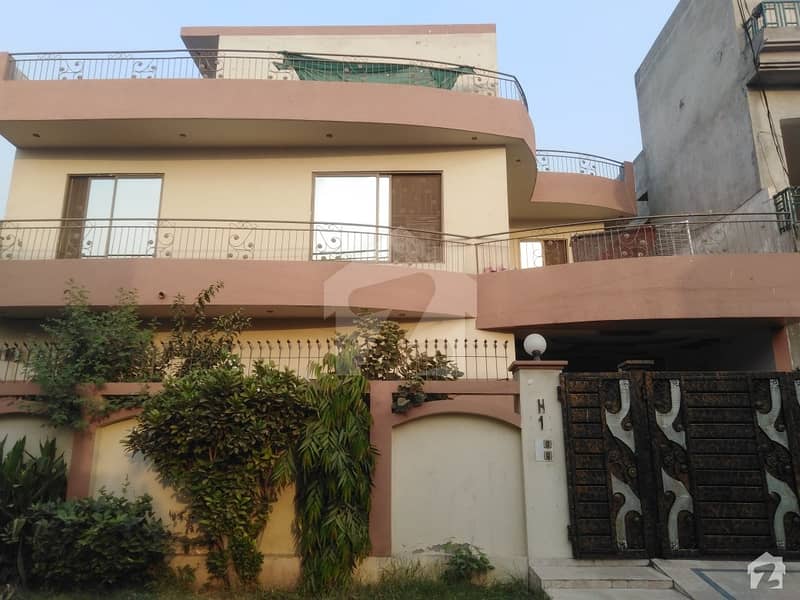 10 Marla House In Marghzar Officers Colony For Sale At Good Location