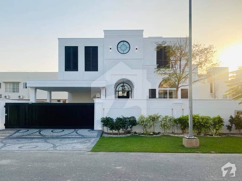 Leads Presenting Beautiful Classic Contemporary House On Prime Location