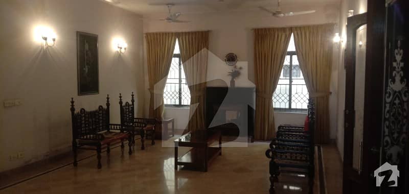ڈی ایچ اے فیز 2 ڈیفنس (ڈی ایچ اے) لاہور میں 6 کمروں کا 1 کنال مکان 3.7 کروڑ میں برائے فروخت۔