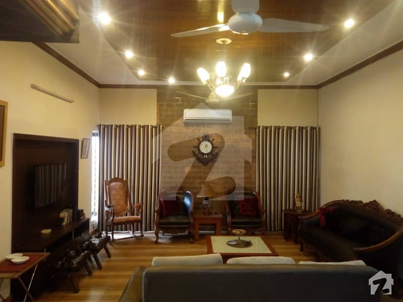 یو ای ٹی ہاؤسنگ سوسائٹی لاہور میں 4 کمروں کا 1 کنال مکان 2.35 کروڑ میں برائے فروخت۔