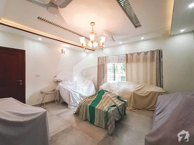 ڈی ایچ اے فیز 8 ڈیفنس (ڈی ایچ اے) لاہور میں 4 کمروں کا 10 مرلہ مکان 2.35 کروڑ میں برائے فروخت۔