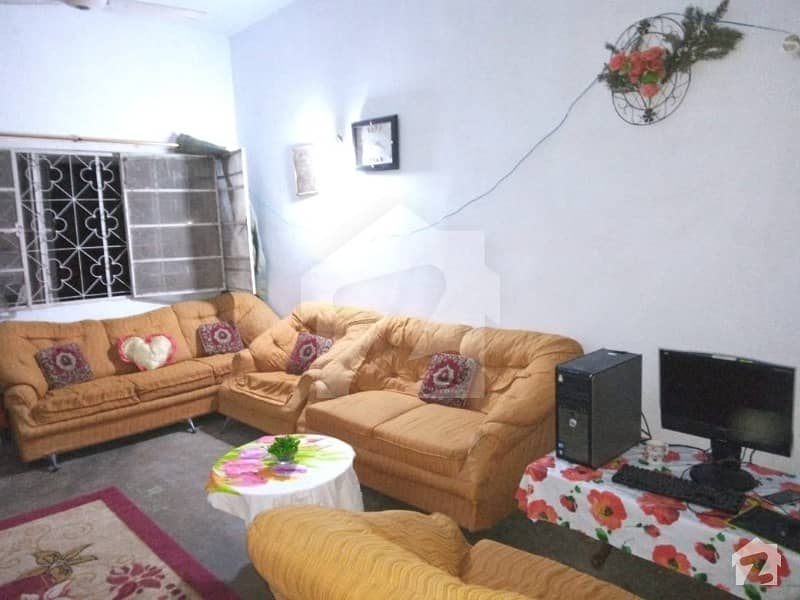 گرین ٹاؤن شاہ فیصل ٹاؤن کراچی میں 10 کمروں کا 8 مرلہ مکان 2.35 کروڑ میں برائے فروخت۔