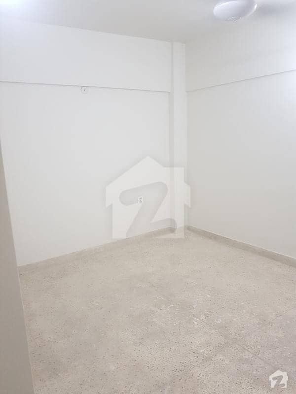 Gulshan-E-Iqbal Town Flat Sized 953  Square Feet Is Available