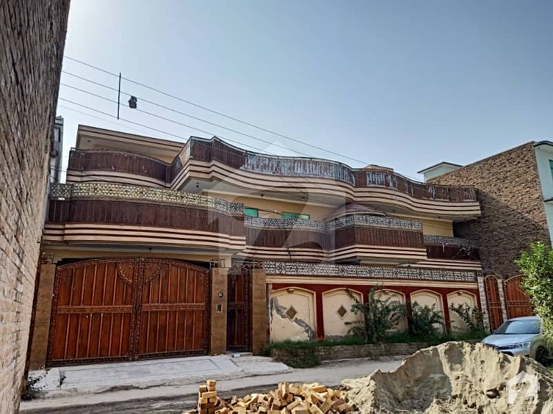 آفیسرز گارڈن کالونی ورسک روڈ پشاور میں 7 کمروں کا 18 مرلہ مکان 4.6 کروڑ میں برائے فروخت۔