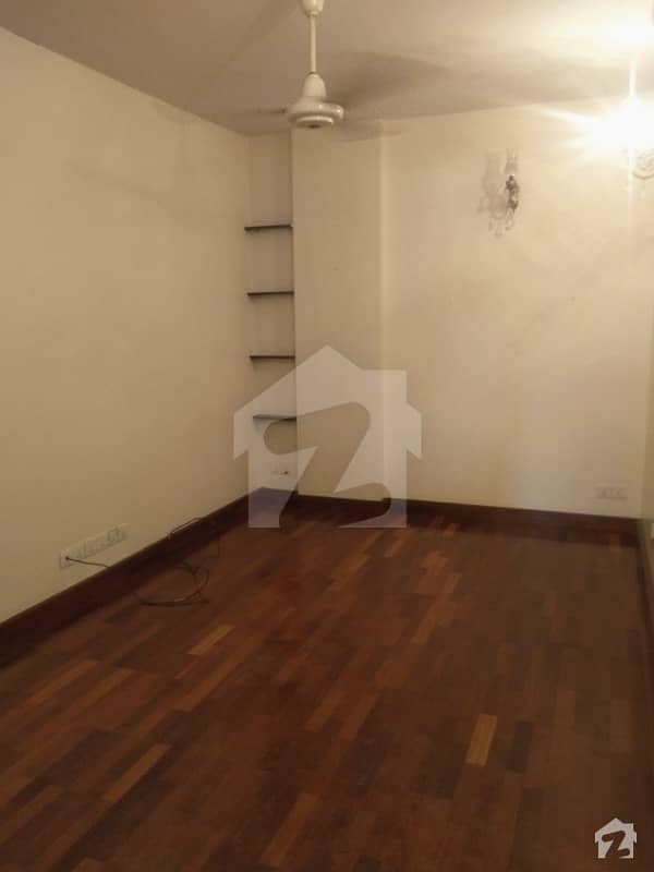 Well Maintained Appartment In Clifton Is Available For Rent
