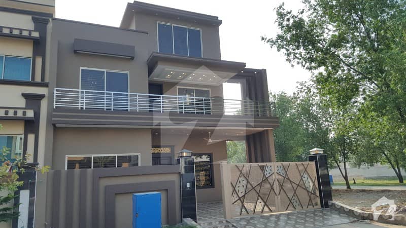 House Is Available For Sale In Main Boulevard