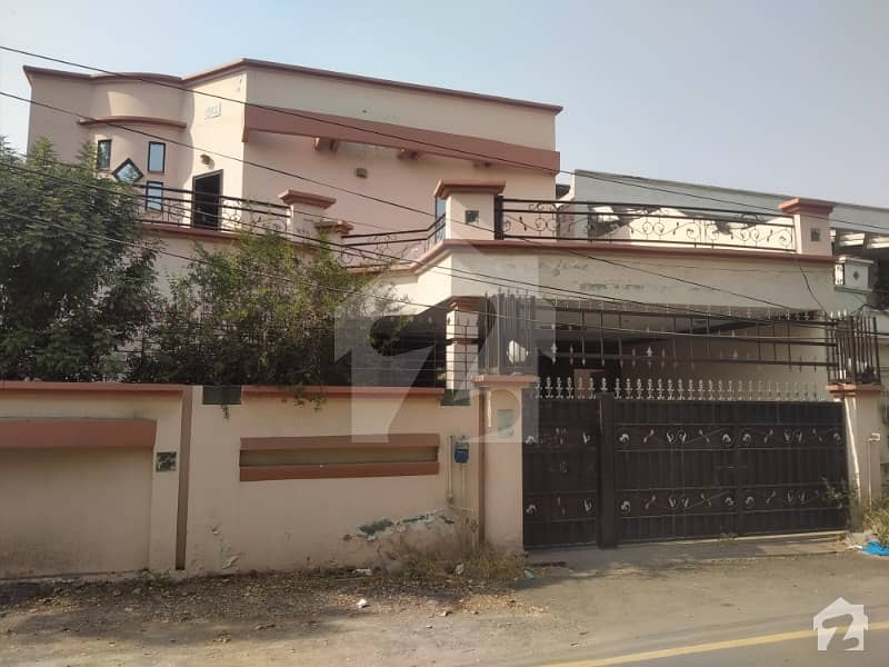 مسلم ٹاؤن فیصل آباد میں 7 کمروں کا 13 مرلہ مکان 1.8 کروڑ میں برائے فروخت۔