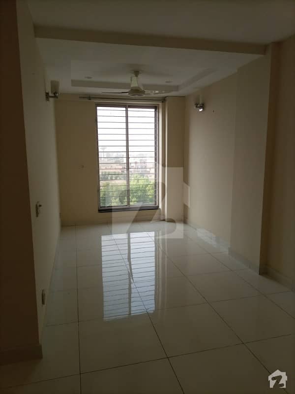 3 Bedrooms Non Furnished Flat For Rent