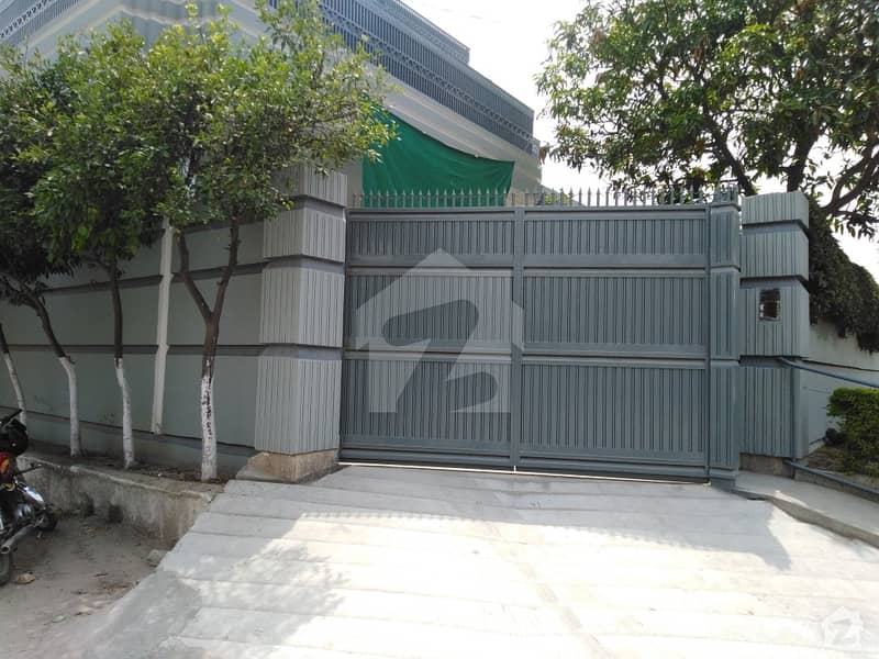 1 Kanal House Ideally Situated In Hayatabad