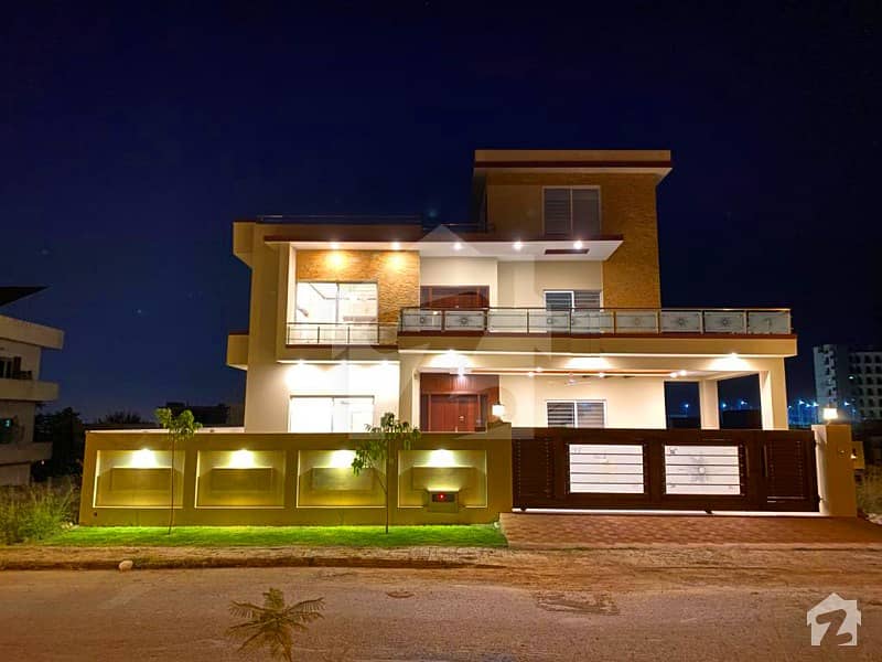 1 Kanal Beautiful And Luxurious Bungalow Up For Sale
