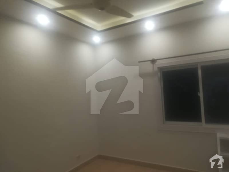 G7 upper portion on main location 30x70 for rent.