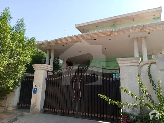 گلشنِ ناصر رحیم یار خان میں 8 کمروں کا 1 کنال مکان 1.5 کروڑ میں برائے فروخت۔