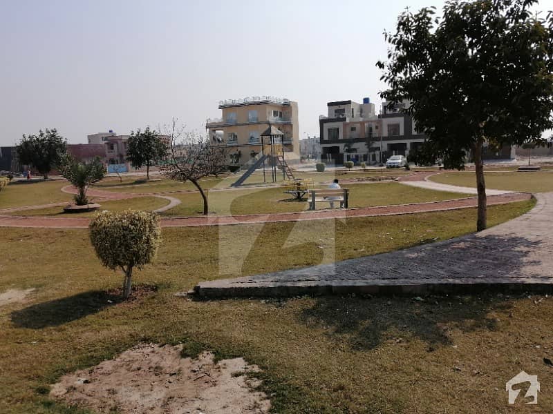 1 Kanal Plot Near To Park And Main Boulevard In Lake City  Sector M3a
