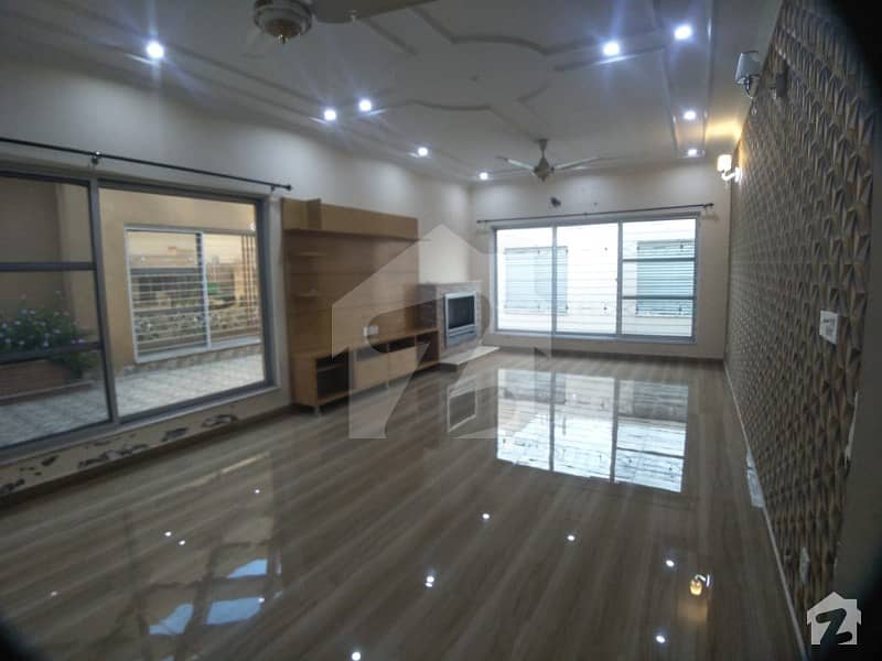 01 Kanal Upper Portion With 3 Bedrooms Available For Rent
