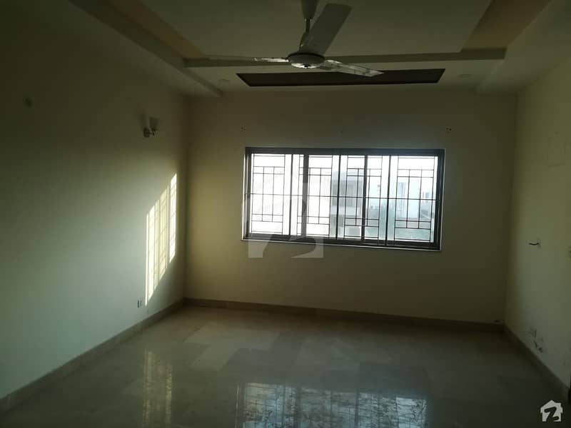 10 Marla House Situated In Paragon City For Rent